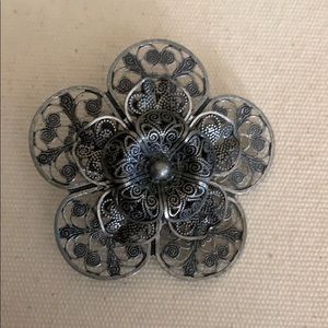 Charming and sweet silver flower brooch.